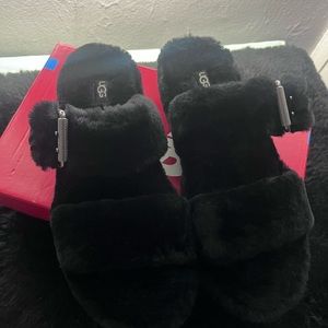 Women’s size 10 ugg strap slippers in black